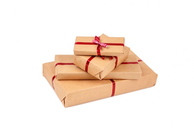 Geschenkdozen in Craft inpakpapier met rode linten geïsoleerd