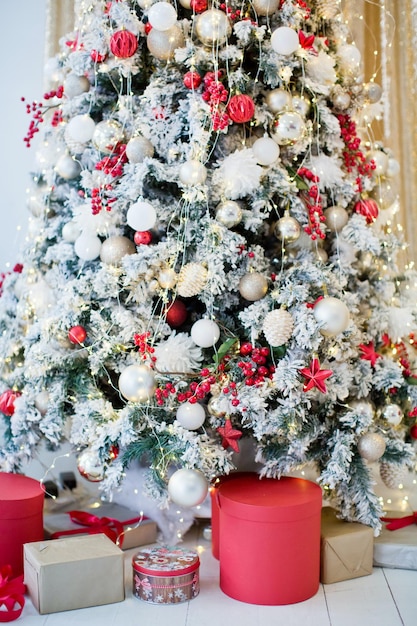 Geschenkdozen in de buurt van de kerstboom