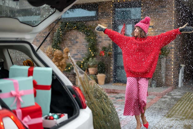 Geschenkdozen in de kofferbak van een voertuig voor een huis dat is ingericht voor wintervakanties