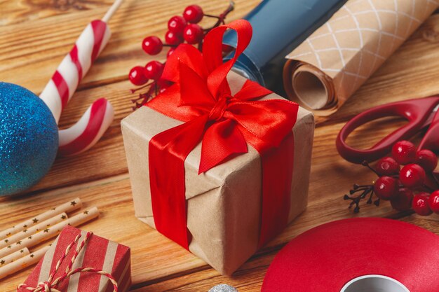 geschenkdozen inpakken met apparatuur en decoratieartikelen op houten oppervlak