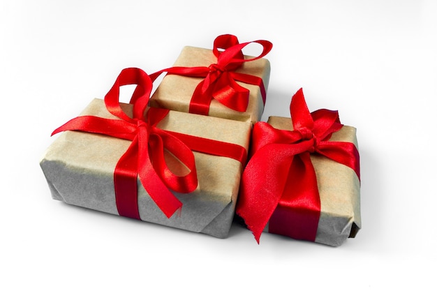 Geschenkdozen met een rode strik op een witte achtergrond.