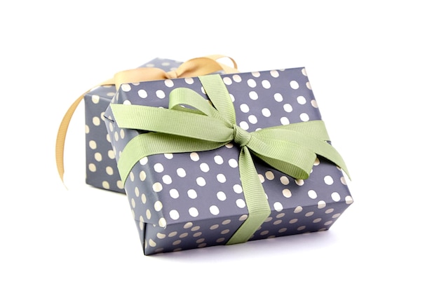 Geschenkdozen met lint strik geïsoleerd op wit Verpakte kerst of verjaardag groene kleur geschenkdozen