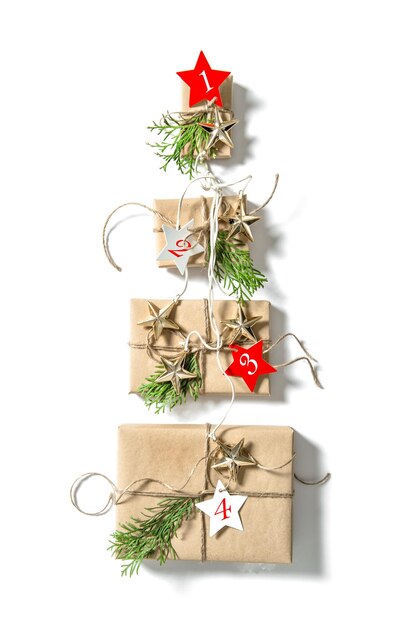 Geschenkdozen met stervormige papieren tags op witte achtergrond. Kerst Advent