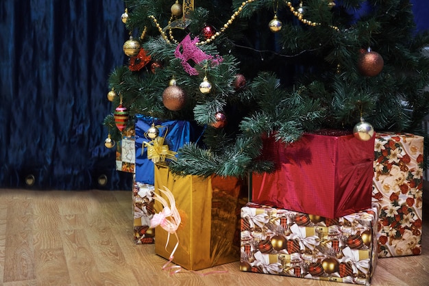 Geschenkdozen onder de kerstboom