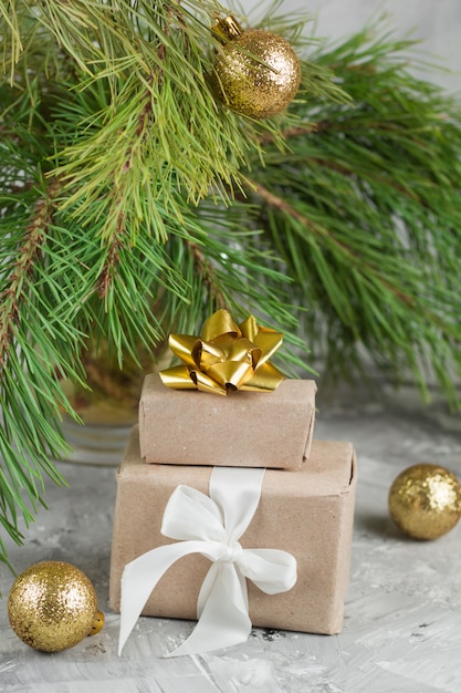 Geschenkdozen onder de kerstboom