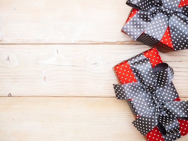 Geschenkdozen op het houten bord