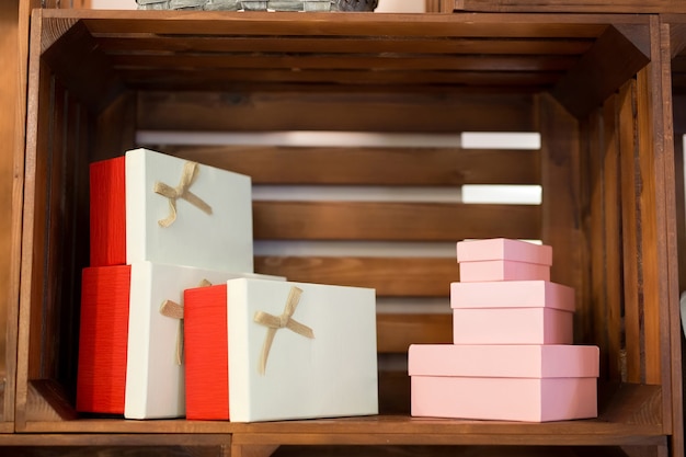 Geschenkdozen op houten achtergrond