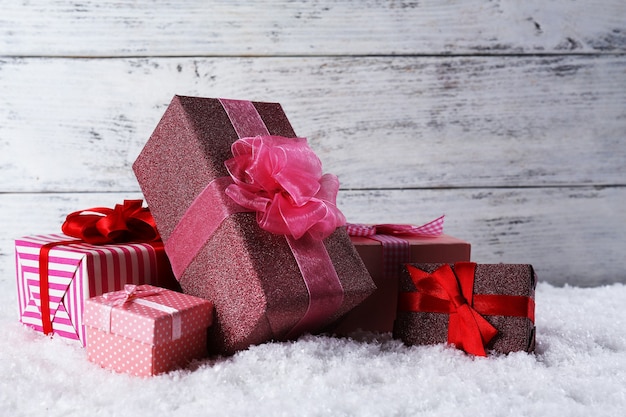 Geschenkdozen op houten achtergrond