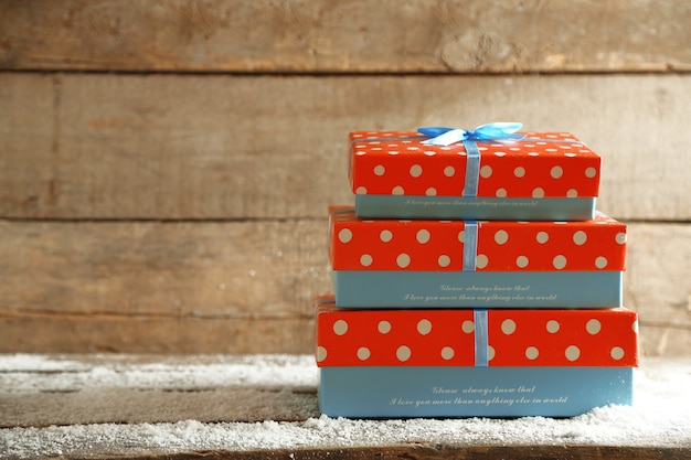 Foto geschenkdozen op houten tafel