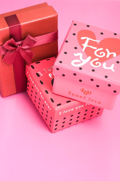 geschenkdozen op roze achtergrond