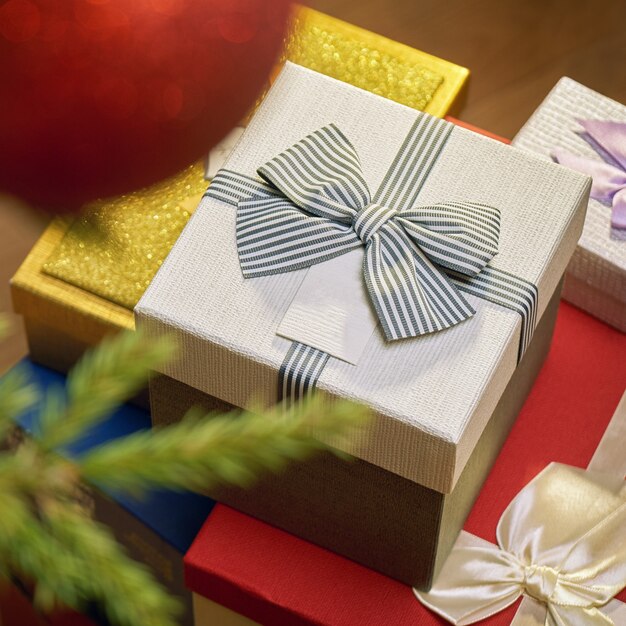 Geschenkdozen staan onder een kerstboom op oudejaarsavond