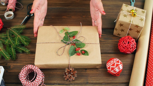 Geschenkdozen, strikken, vloeipapier en schaar. Klaar voor Kerstmis