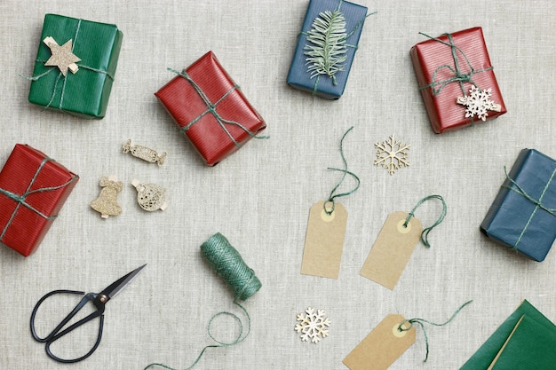 Geschenkdozen voor Kerstmis en Nieuwjaar zonder afval verpakte geschenken in kraft gekleurd papier groene dennenboom