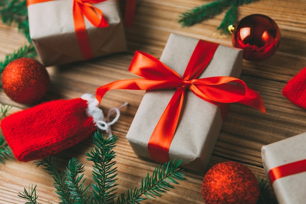 geschenkdozen voor Kerstmis. Rood lint, kerstballen en boomtakken