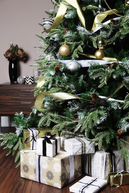 Geschenken en cadeaus onder een prachtige kerstboom