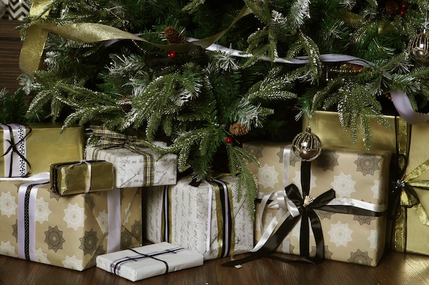 Geschenken en cadeaus onder een prachtige kerstboom