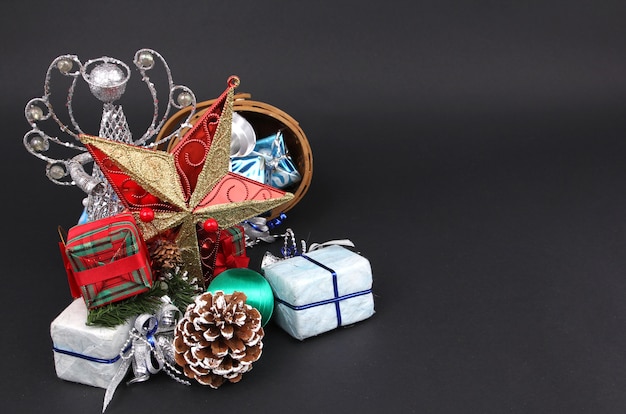 Geschenken en decoraties op eerste kerstdag met zwarte achtergrond.