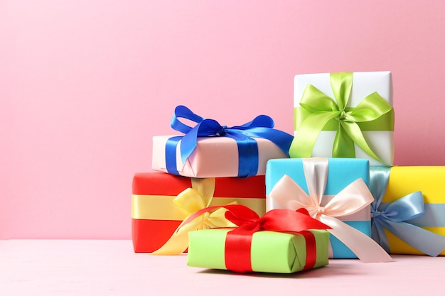 Geschenken op een gekleurde achtergrond bovenaanzicht vakantie cadeaus verjaardag geven