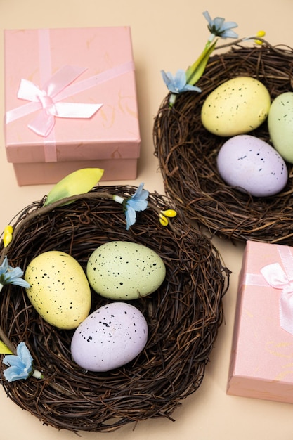 Geschenken voor Pasen Paasverkoop Eieren in nesten en geschenkdozen op een beige achtergrond