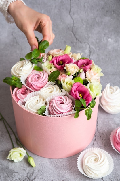 Geschenkset in de doos - witte en roze marshmallows en prachtige bloemen