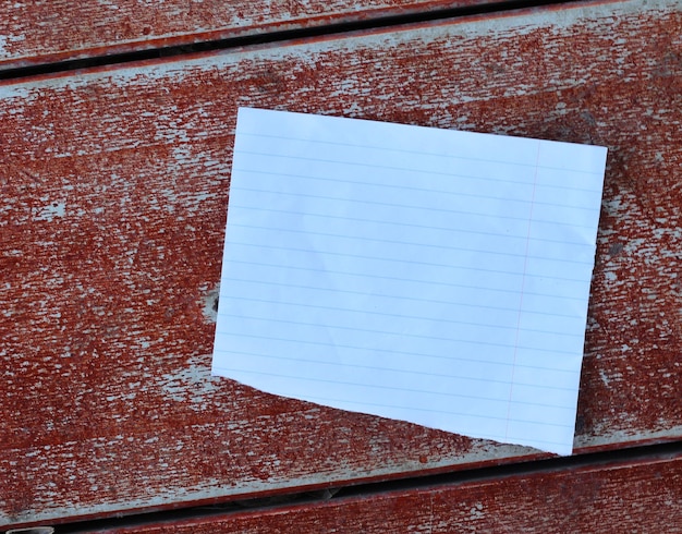 gescheurd gescheurd papier op houten achtergrond