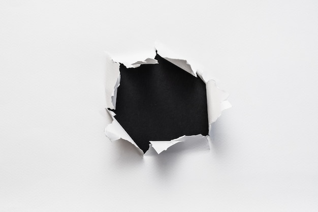 Gescheurd gescheurd wit papier lege zwarte ruimte