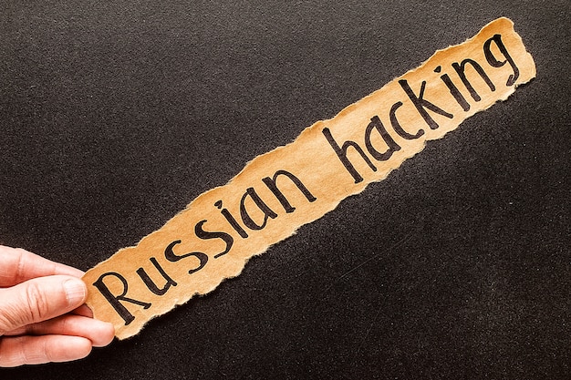 Gescheurd papier met tekst russische hacking