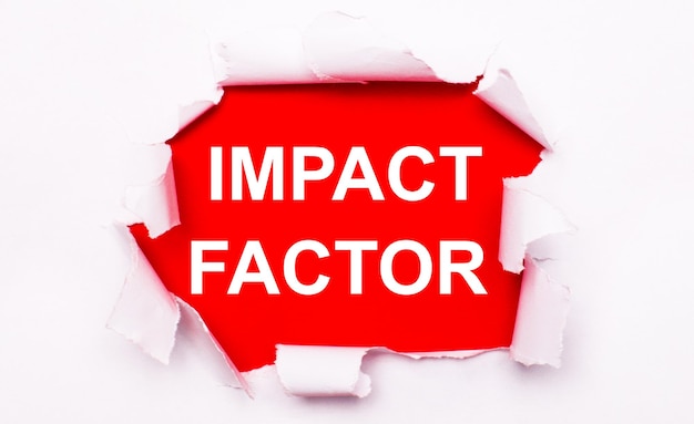 Gescheurd wit papier ligt op een rode achtergrond. Op rood is de tekst wit IMPACT FACTOR