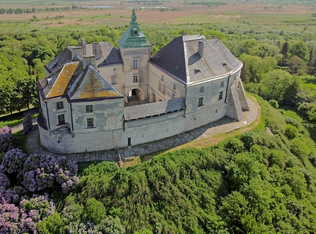 Geschiedenis van Oekraïne Toerisme Luchtfoto van het Olesky-kasteel Zeer mooi kasteel in de buurt van Lviv