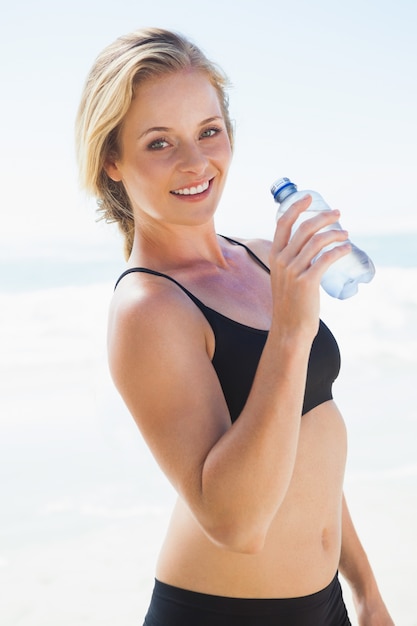 Geschikt blond drinkwater op het strand