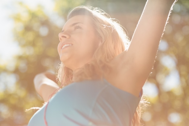 Foto geschikt blonde die van de zonneschijn geniet