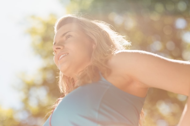 Geschikt blonde die van de zonneschijn geniet