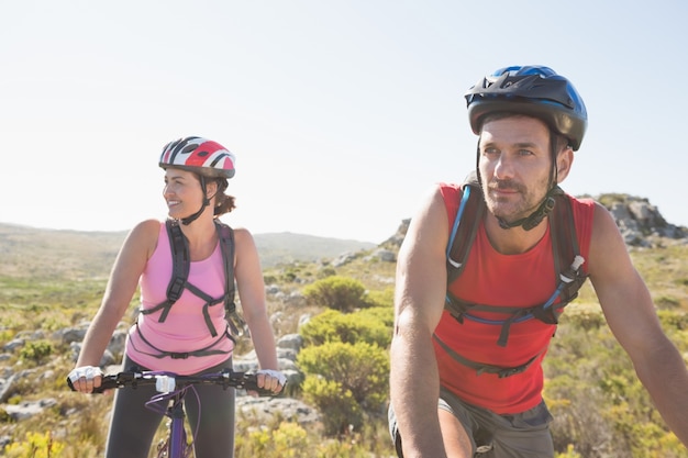 Geschikt fietserpaar die samen op bergsleep berijden