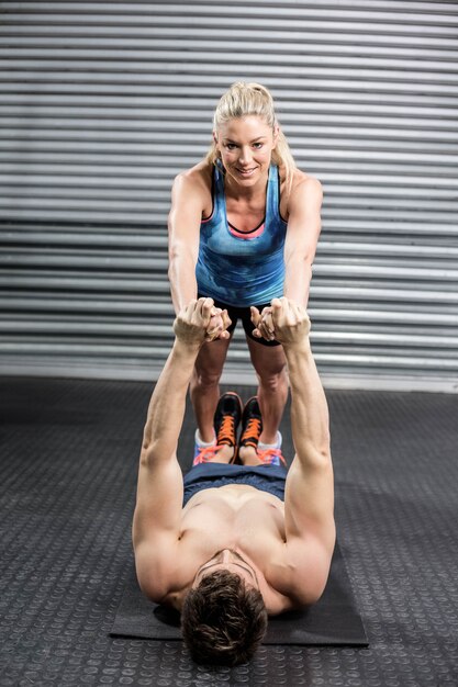 Geschikt paar dat samen op gymnastiek uitoefent