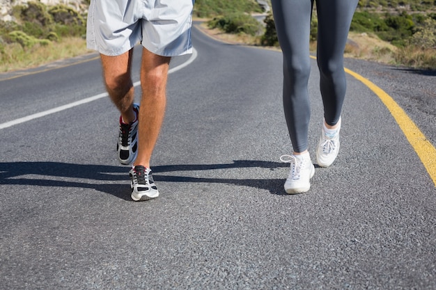 Geschikt paar die samen een weg lopen