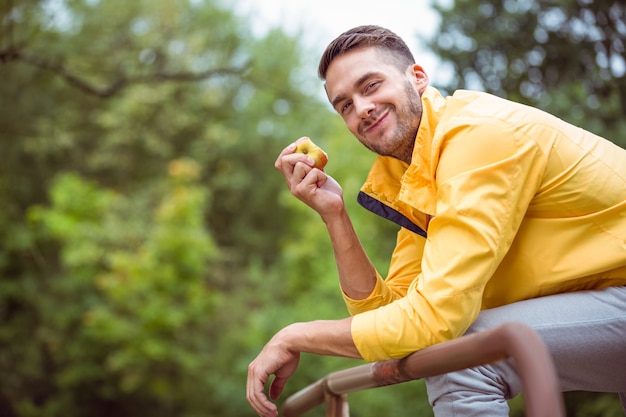 Geschikte mens die een appel eet