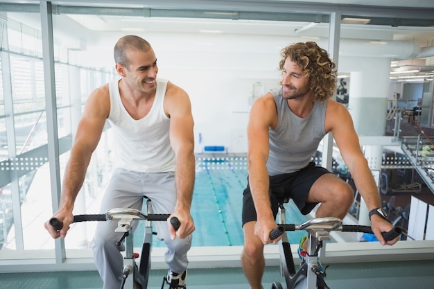 Geschikte mensen die aan hometrainers bij gymnastiek werken