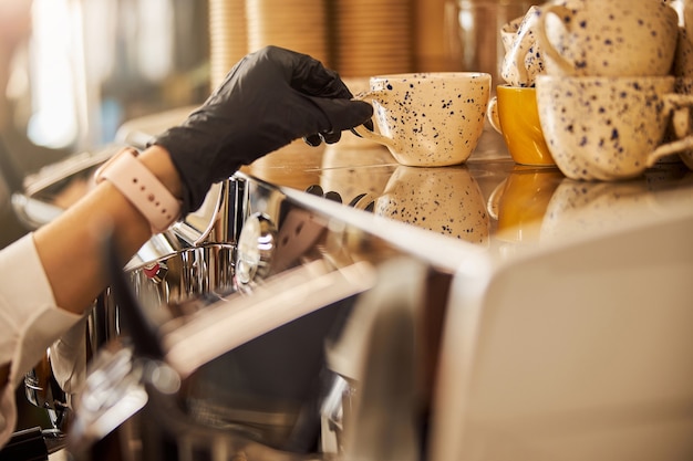 Geschikte mooie kop voor koffie in modern café