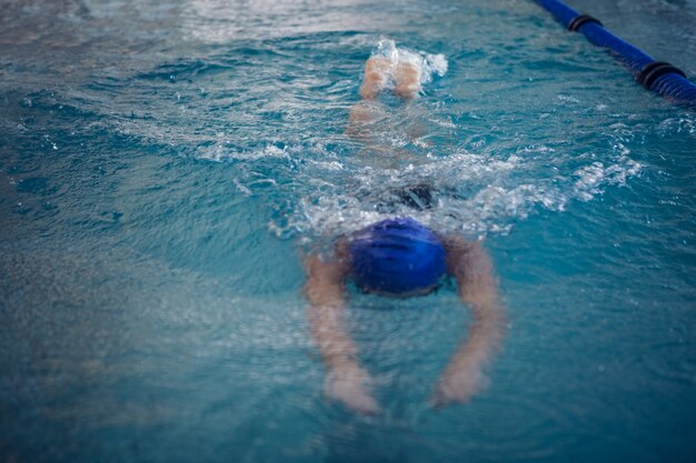 Geschikte vrouw die in de pool zwemt