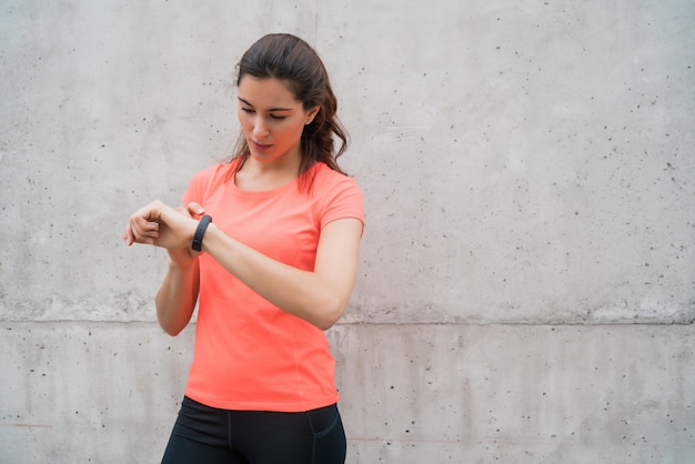 Geschiktheidsvrouw die tijd controleren op slim horloge.