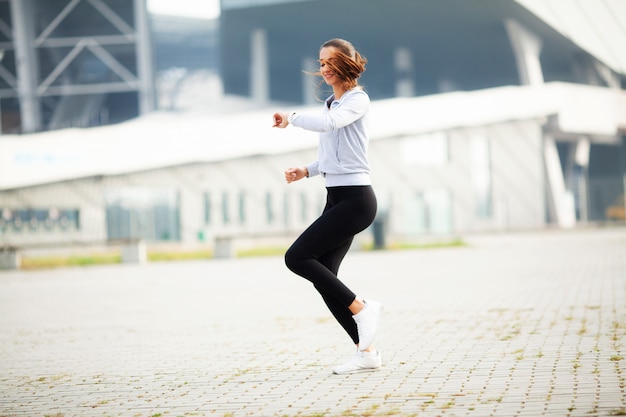 Geschiktheidsvrouw die training doen die zich in een stadion bevinden