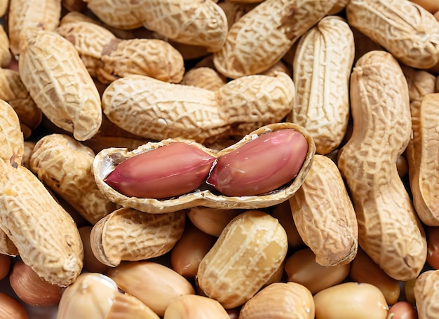 Geschilde pinda's op goed pinda-aardappelen Pinda's voor achtergrond of texturen