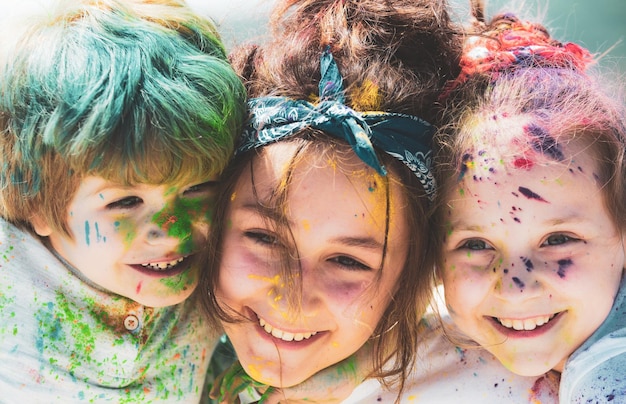 Geschilderd kindergezicht op kleurrijke achtergrond holi close-up festival van kleuren kinderen tekent verf