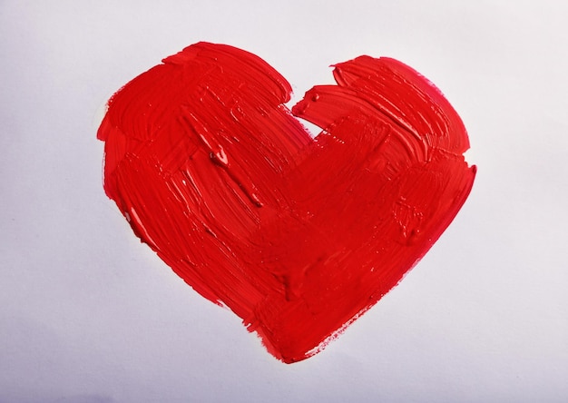 Geschilderd rood hart op wit papier achtergrond
