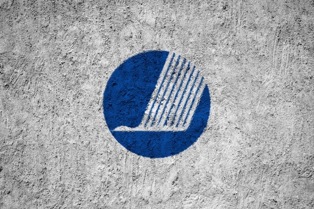 Geschilderde nationale vlag van de Noordse Raad op een betonnen muur
