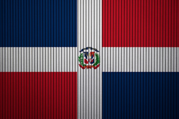 Geschilderde nationale vlag van Dominicaanse Republiek op een betonnen muur