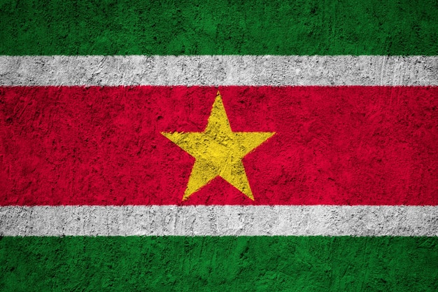 Geschilderde nationale vlag van Suriname op een betonnen muur