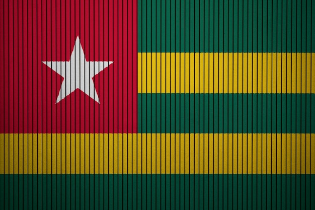 Geschilderde nationale vlag van Togo op een betonnen muur