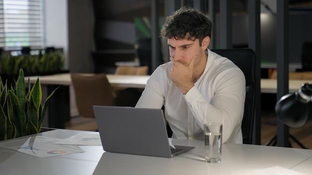 Geschokt blanke zakenman met laptop storing in kantoor zakenman schok probleem falen verliezen