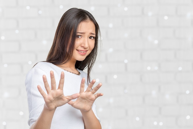 Geschokt en verrast mooie gemengd ras aziatische / blanke vrouw